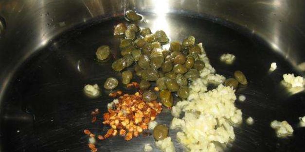 паста с красным соусом и мидиями