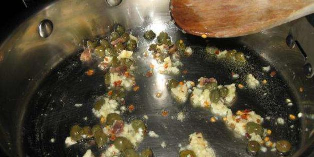 паста с красным соусом и мидиями