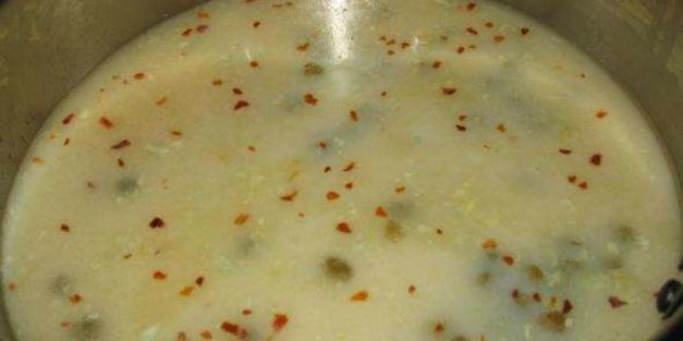 паста с красным соусом и мидиями