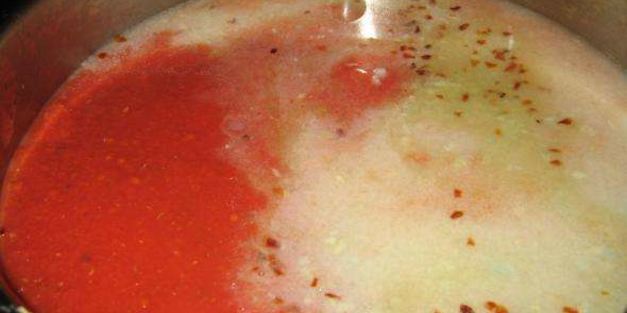 паста с красным соусом и мидиями