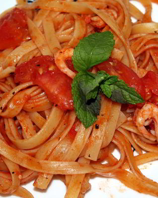 Паста с креветками под томатно-чесноным соусом