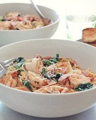 Паста с креветками, помидорами, лимоном и шпинатом