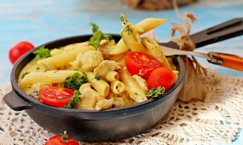 Рецепт паста с курицей и грибами под сырным соусом