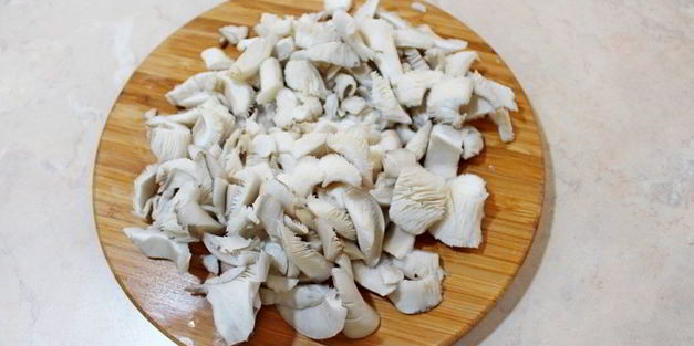 паста с курицей и грибами под сырным соусом