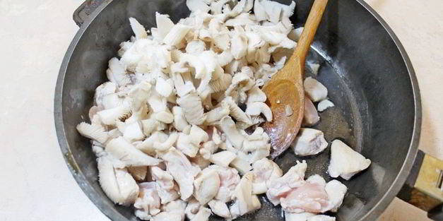 паста с курицей и грибами под сырным соусом