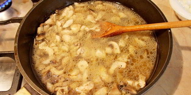 паста с курицей и грибами под сырным соусом