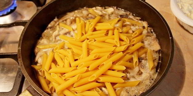 паста с курицей и грибами под сырным соусом