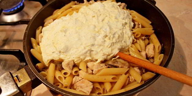 паста с курицей и грибами под сырным соусом