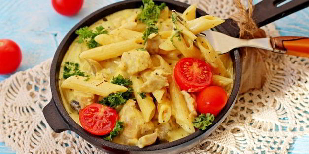 паста с курицей и грибами под сырным соусом