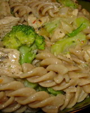 Паста с курицей под соусом альфредо