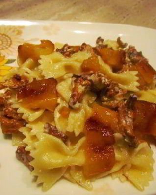 Паста с лисичками, фетой и печеным перцем