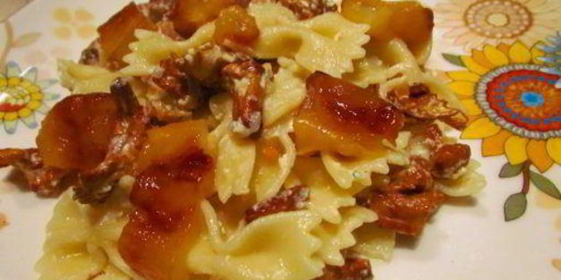 паста с лисичками, фетой и печеным перцем