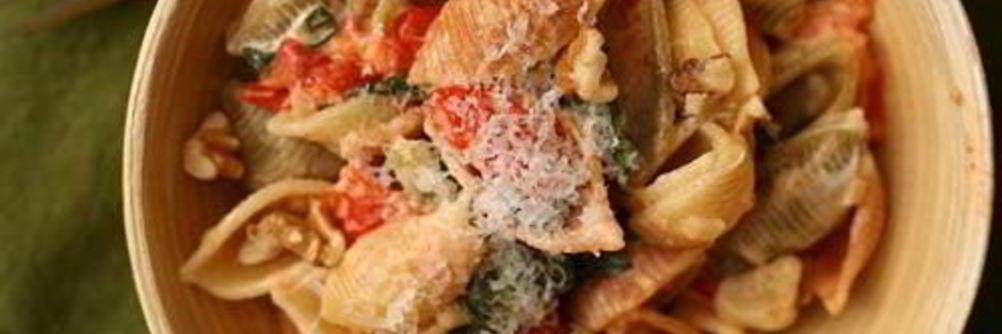 Паста с мангольдом, помидорами и сыром