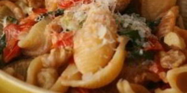 паста с мангольдом, помидорами и сыром