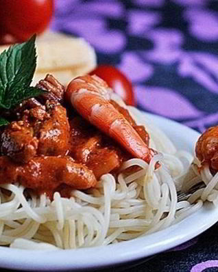 Паста с морепродуктами в томатном соусе