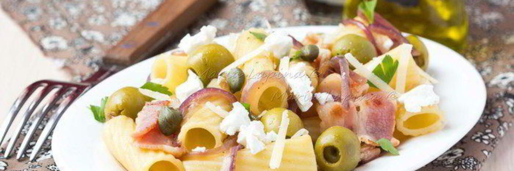 Паста с оливками, беконом и фетой