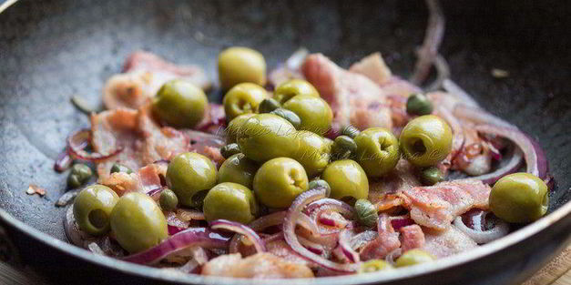 паста с оливками, беконом и фетой