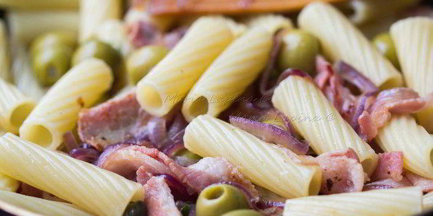 паста с оливками, беконом и фетой