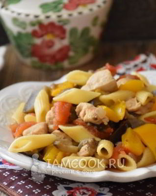 Паста с овощами и куриной грудкой