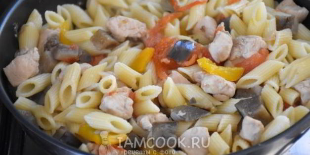 паста с овощами и куриной грудкой