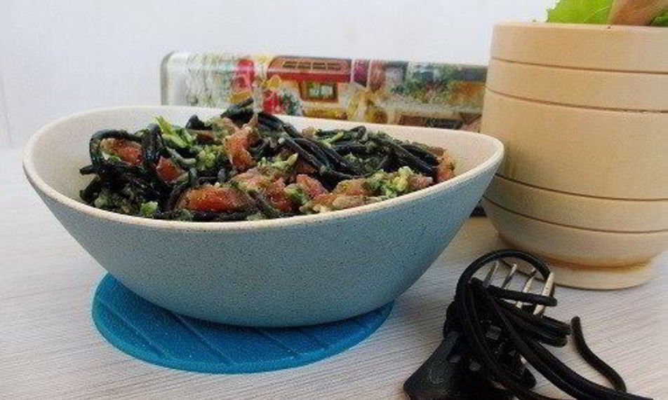 Рецепт паста с песто из шпината и черемши с копченым лососем