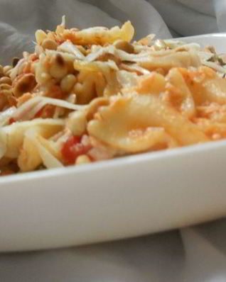 Паста с семгой, томатами и кедровыми орешками