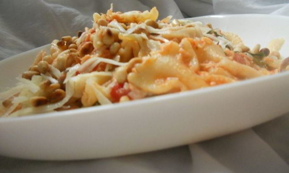 Рецепт паста с семгой, томатами и кедровыми орешками