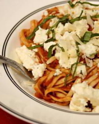 Паста с томатным соусом и запеченной рикоттой