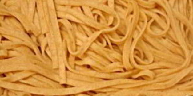 паста с томатным соусом и запеченной рикоттой