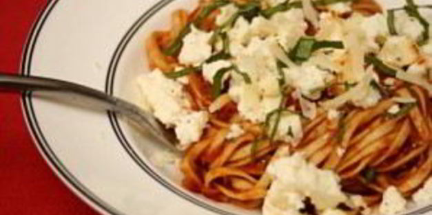 паста с томатным соусом и запеченной рикоттой