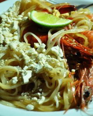 Рисовые макароны с тигровыми креветками