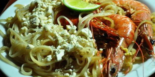 рисовые макароны с тигровыми креветками