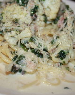 Сицилийская паста с цветной капустой, беконом и шпинатом