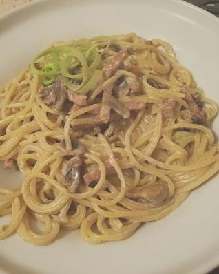 Сливочная паста с пореем, ветчиной и грибами