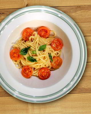 Спагетти айоли с черри томатами