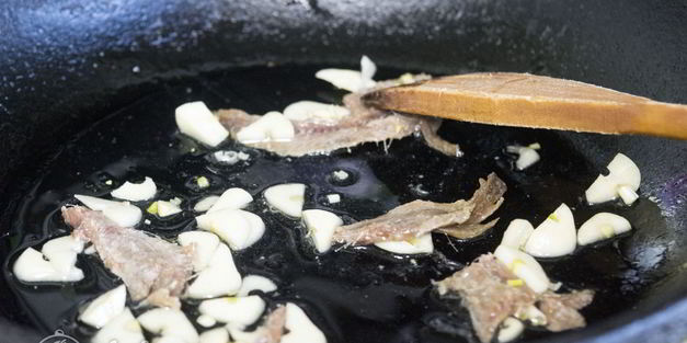 спагетти путанеска с помидорами и анчоусами