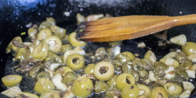 спагетти путанеска с помидорами и анчоусами