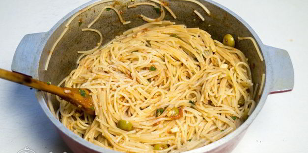 спагетти путанеска с помидорами и анчоусами