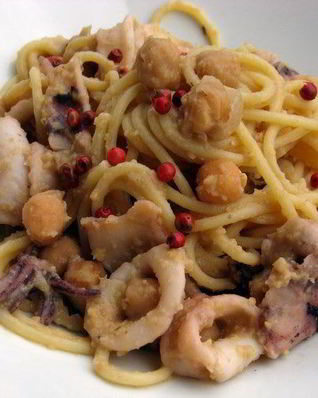 Спагетти с кальмарами и нутом