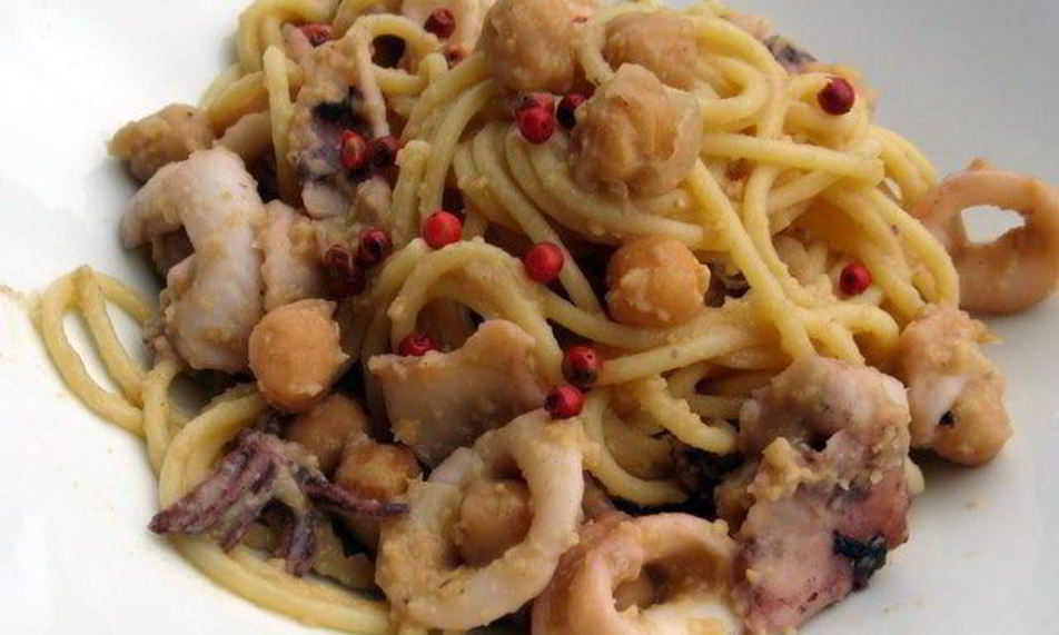Рецепт спагетти с кальмарами и нутом