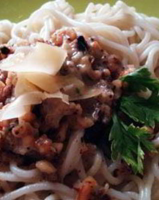 Спагетти с карамелизованными орехами и сливочным соусом