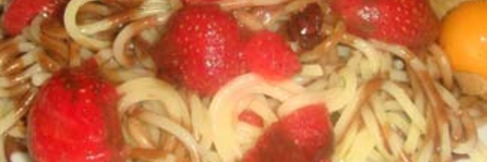 Спагетти с клубникой и шоколадным соусом