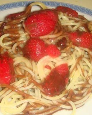 Спагетти с клубникой и шоколадным соусом