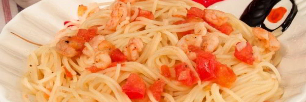 Спагетти с креветками и помидорами