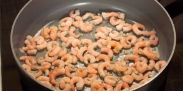 спагетти с креветками и помидорами