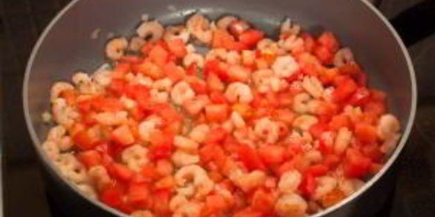 спагетти с креветками и помидорами