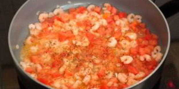 спагетти с креветками и помидорами