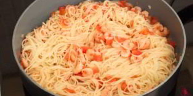 спагетти с креветками и помидорами