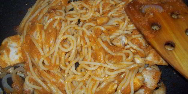 спагетти с курицей и кабачковым соусом