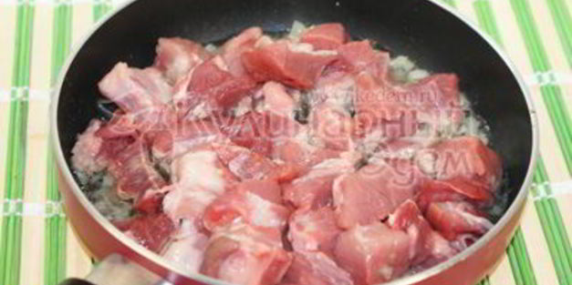 спагетти с подливой из мяса и овощей